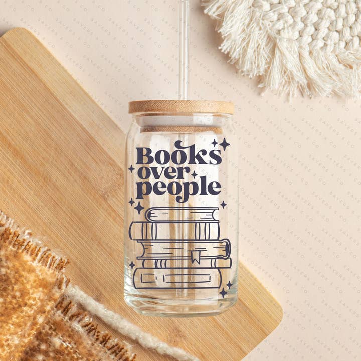 Tasse en verre Books Over People 16 oz avec couvercle en bambou et paille #100146 pour la vente par Sayers & Co.
