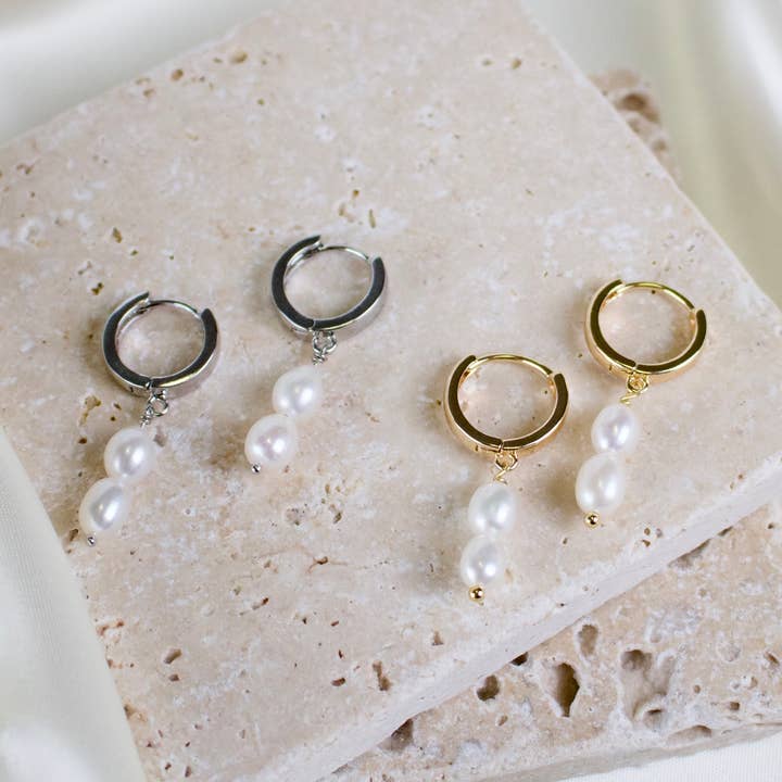 Tate//Pearl hoop huggie øreringe for engroshandel hos TISH jewelry