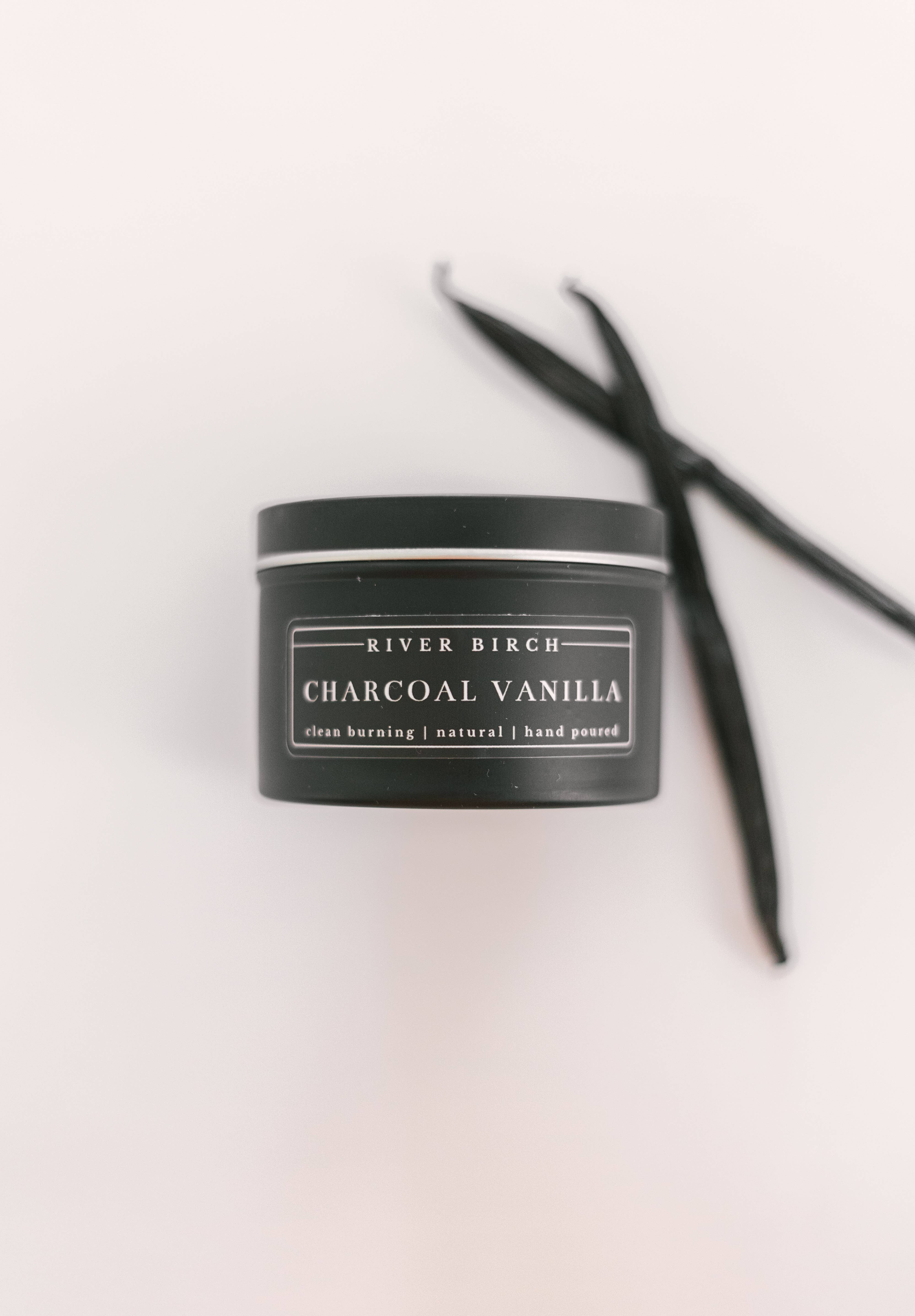 River Birch Candles – Engroshandel Rejsestearinlys – 8oz Charcoal Vanilla - Sort Tin Soy Candle1