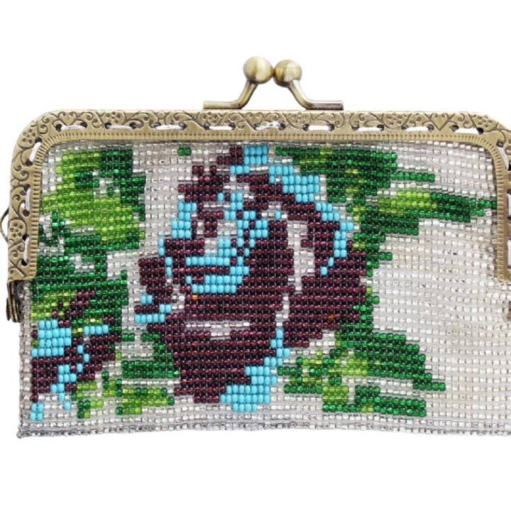Porte-monnaie à fleurs perlées avec cadre en métal et fermoir en argent pour la vente par La Casa Cotzal S.A.