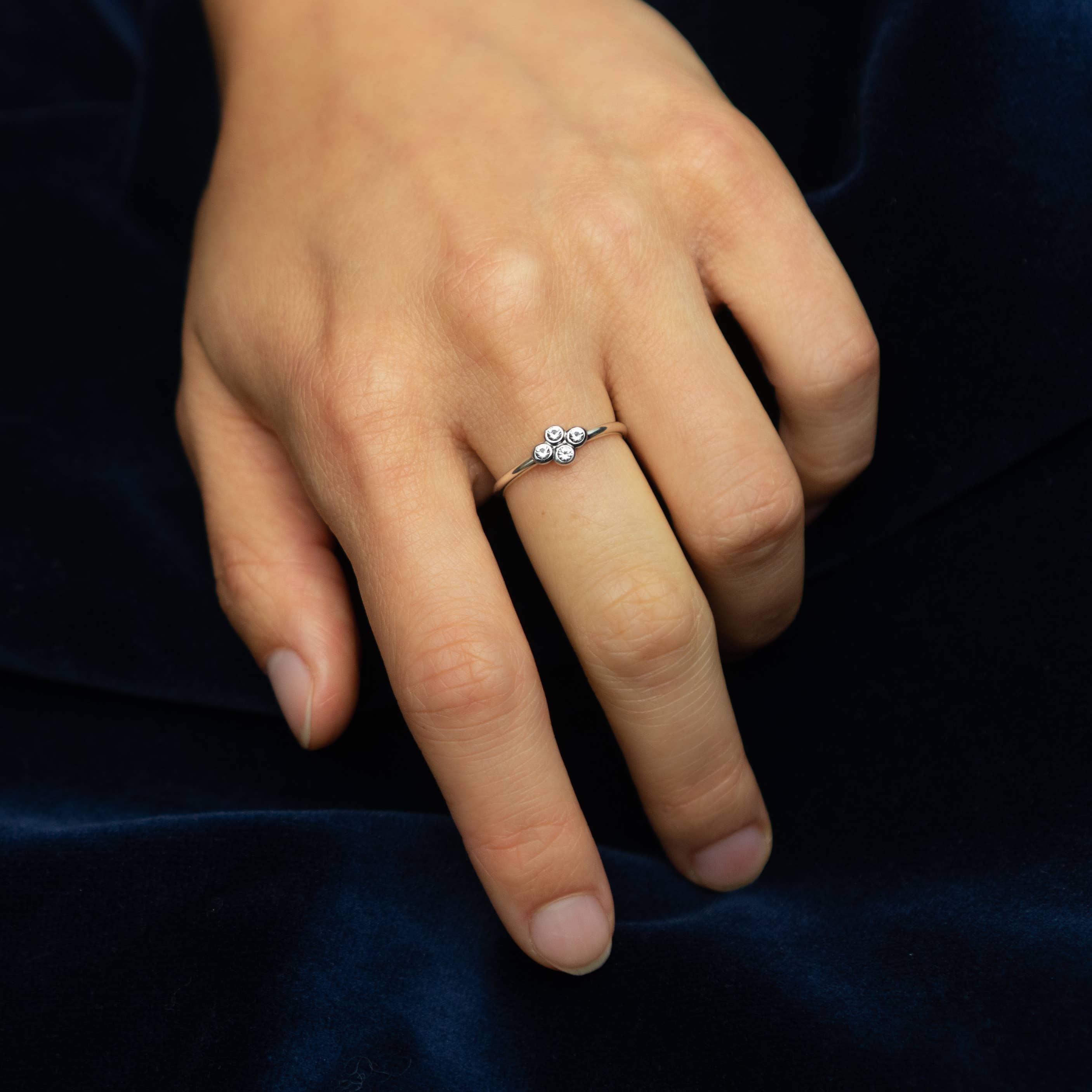 Nina Designs – Großhandel Mehrsteinige Ringe – Klar Cluster Nano-Edelsteinring aus Sterlingsilber1