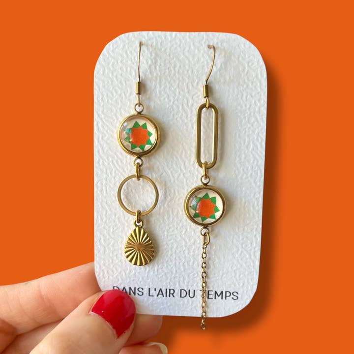 Brincos assimétricos geométricos com padrão laranja e verde por atacado de Dans l'Air du Temps Bijoux