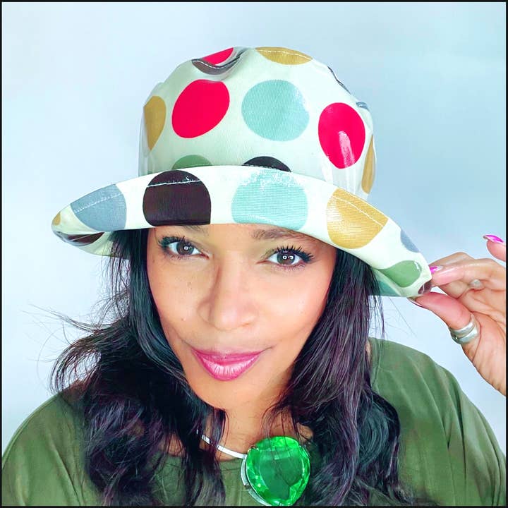 Bonnet de pluie en PVC Kelly Spots pour femme, amusant multicolore Dotty pour la vente par Peak & Brim Hats