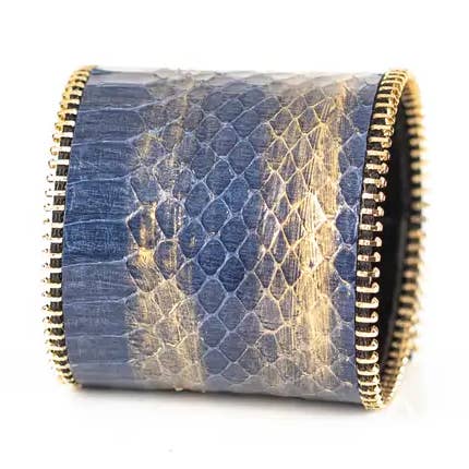 Blauwe Eclipse Cuff Armband van Python-Embossed Leer met Goud voor wholesale door The Dark