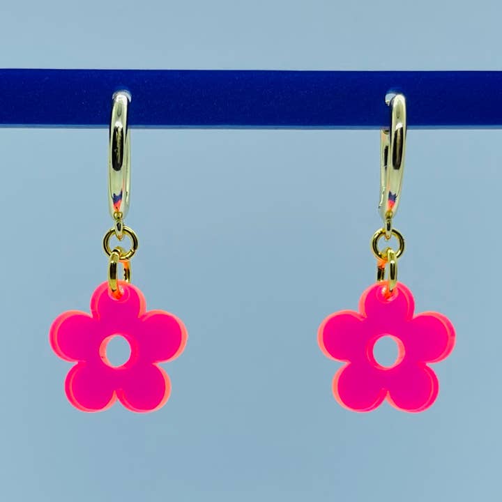 Brincos de flor acrílica de argola abraçados banhados a ouro por atacado de Cherry Moonlight Co