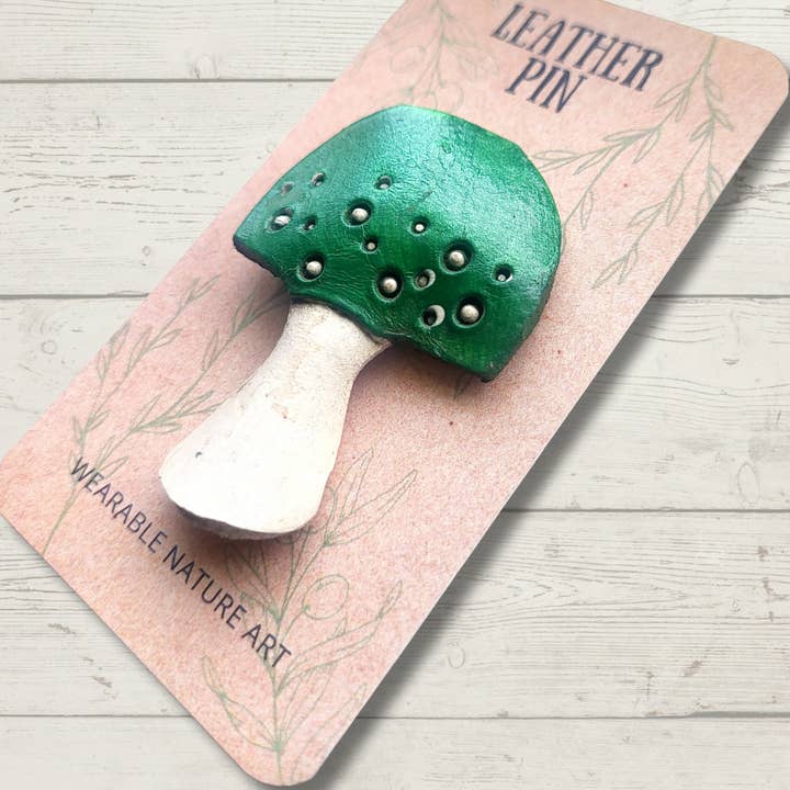 Wyrd & Witchy Art – Alfinete/botão de lapela por atacado – Alfinete de Couro de Cogumelo Malhado1