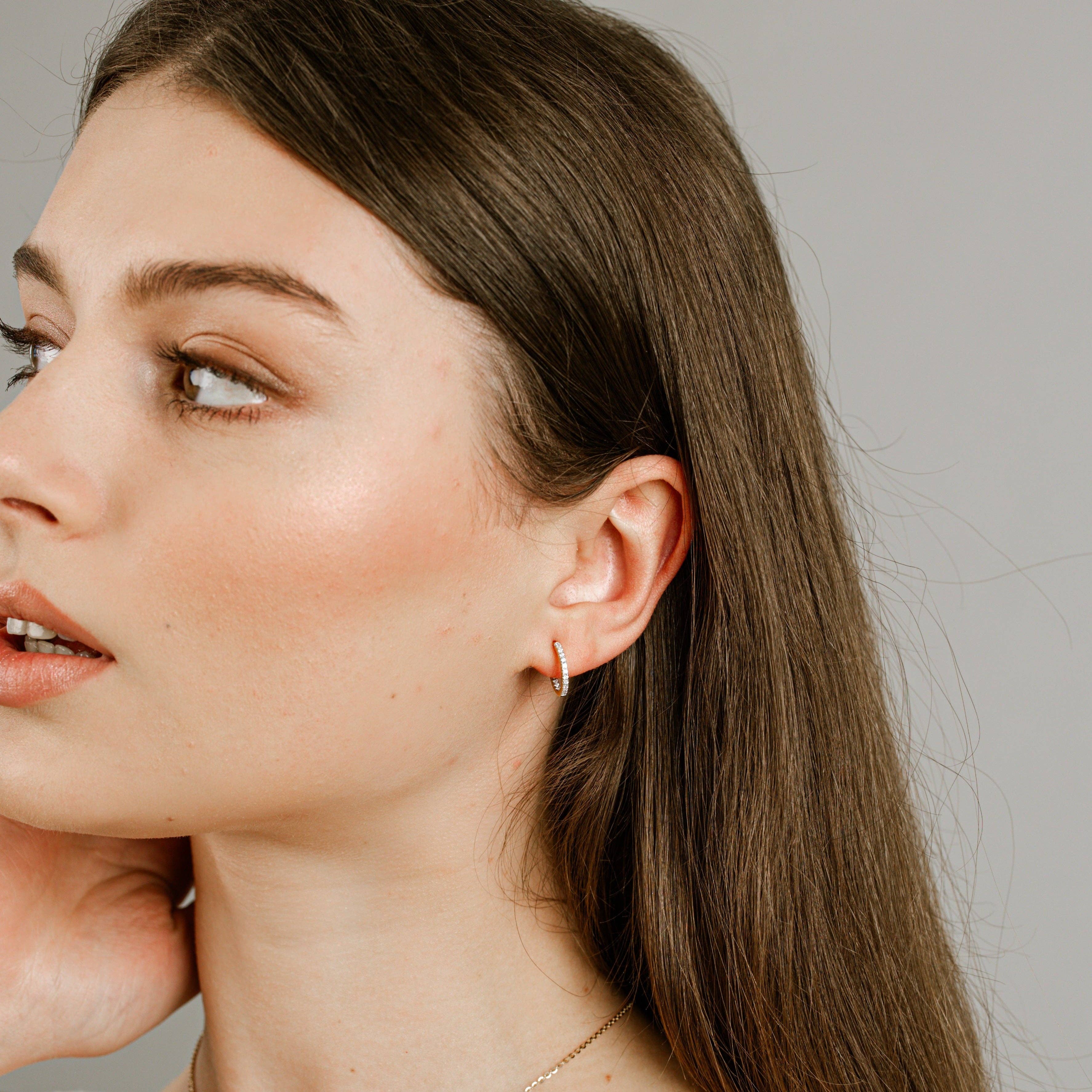 Karia Diamonds - Vente Petits anneaux - Boucles d'oreilles Holly Huggies créoles 10 mm1