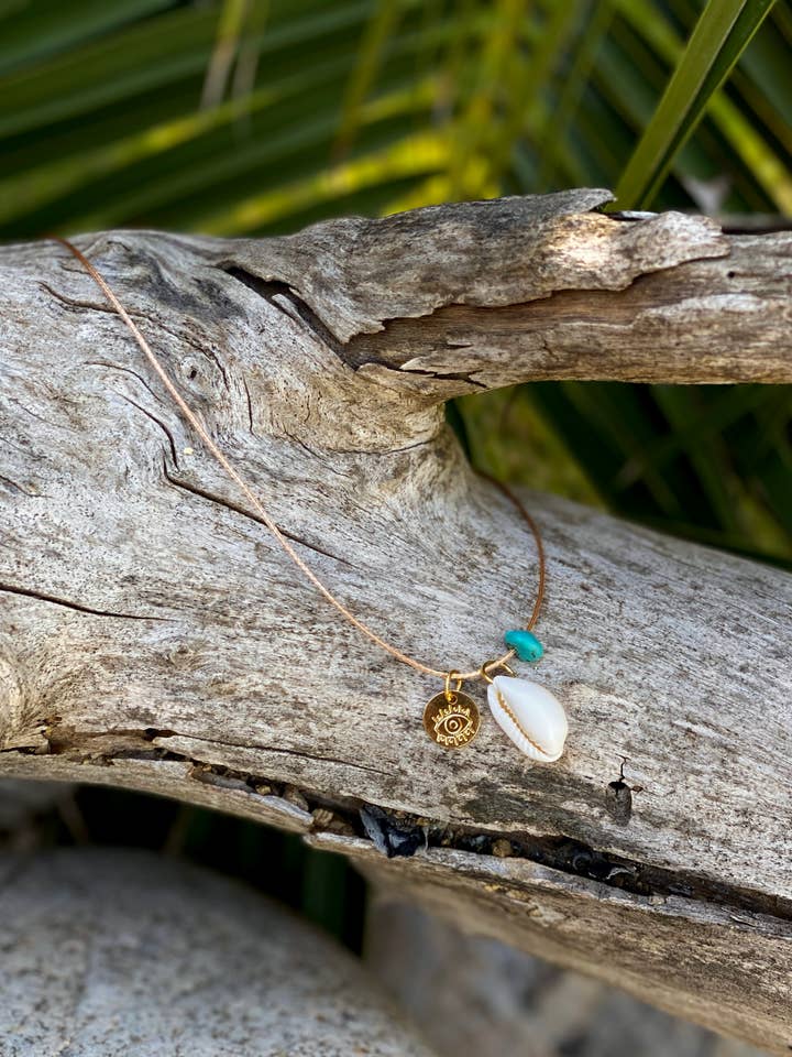 Collana con conchiglia cowrie e turchese per la vendita all'ingrosso da parte di Sun of Lo
