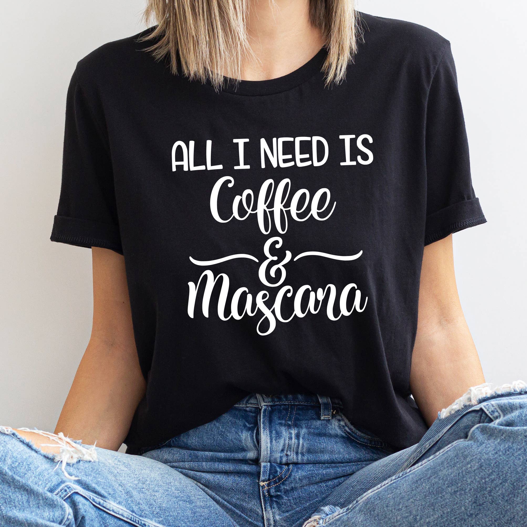 Down Home Tees - Wholesale T-shirt met print - Dames - Alles wat ik nodig heb is een grafisch T-shirt met koffie en mascara voor mama1