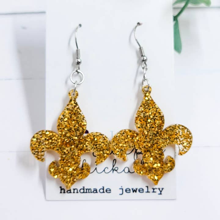 Brincos Pendentes Acrílicos com Purpurina Dourada Fleur De Lis por atacado de The Purple Chickadee