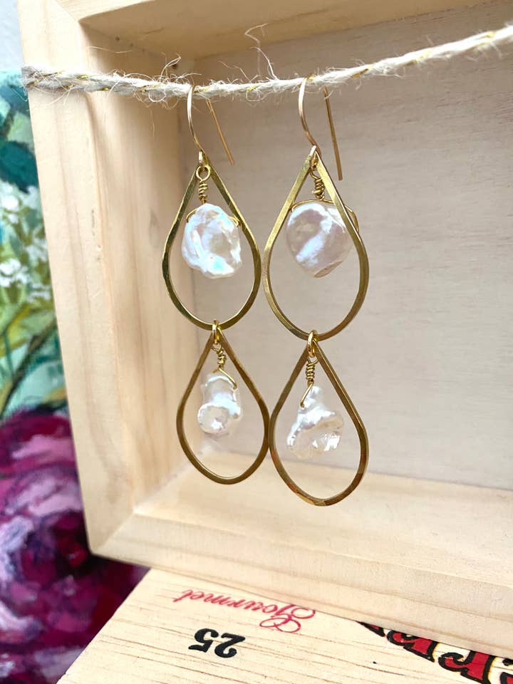 Boucles d'oreilles Raindrop - Keshi Pearls pour la vente par Pyrite and Pearls