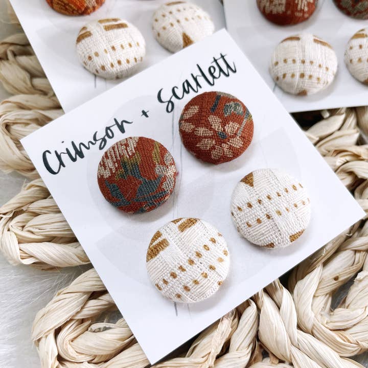 Täckt knapp örhängen | Boho Stud Örhängen för wholesale av Crimson + Scarlett