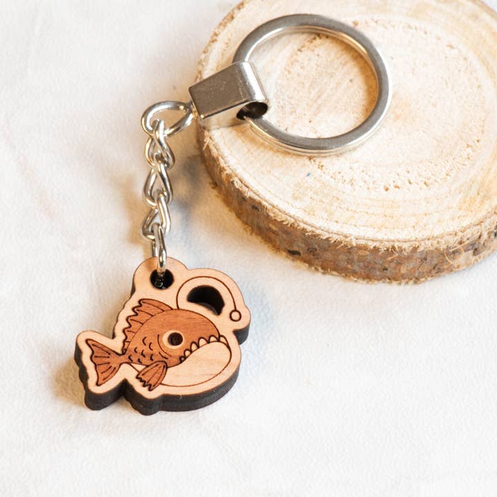 Porta-chaves em madeira de cerejeira Anglerfish - KS23011 por atacado de Robin Valley