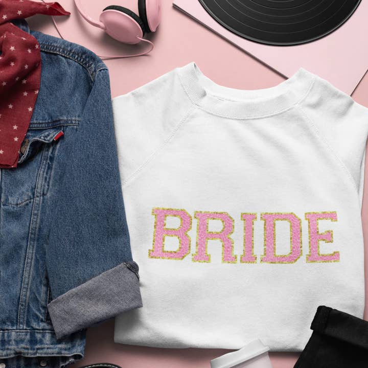 Bride roze faux chenille sweater met ronde hals - varsity stijl voor bruid voor wholesale door Never Knew I Needed