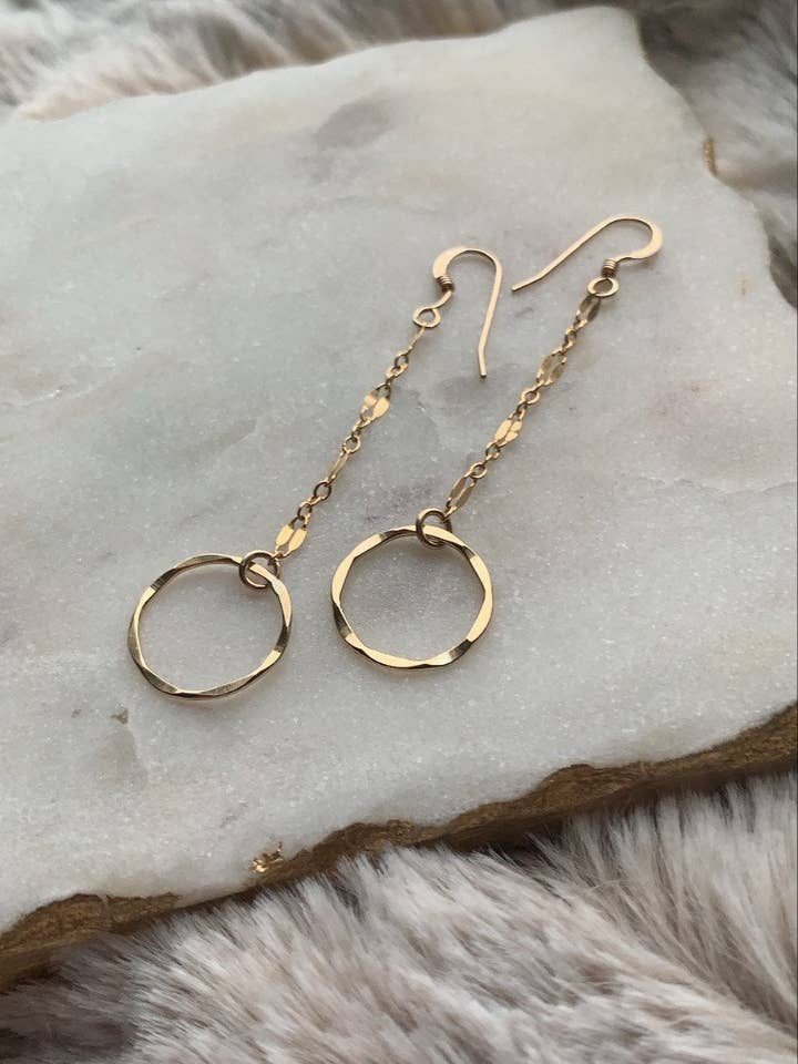 14K guldfyldte hamrede bøjleøreringe med kæde for engroshandel hos Georgia Marie Designs