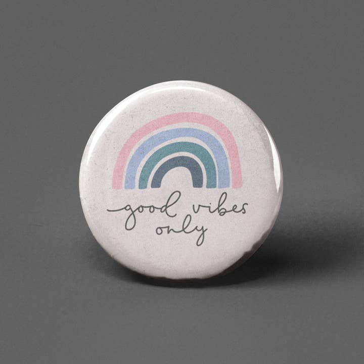 Buono Good Vibes Only Rainbow Pinback per la vendita all'ingrosso da parte di The Pin Pal Club