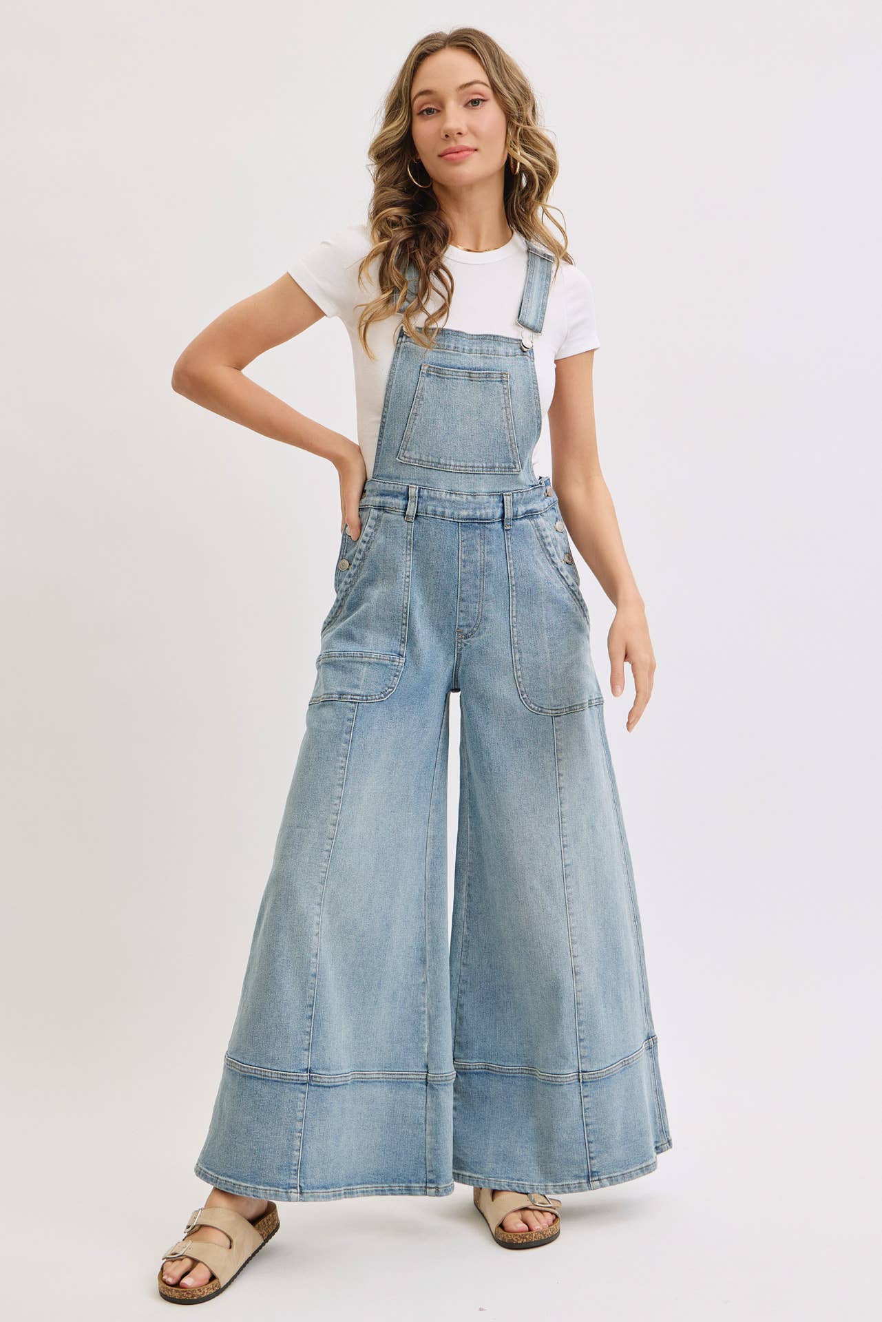 DENIMBLAUW DENIM OVERALL MET WIJDE PIJPEN voor groothandel op Faire12