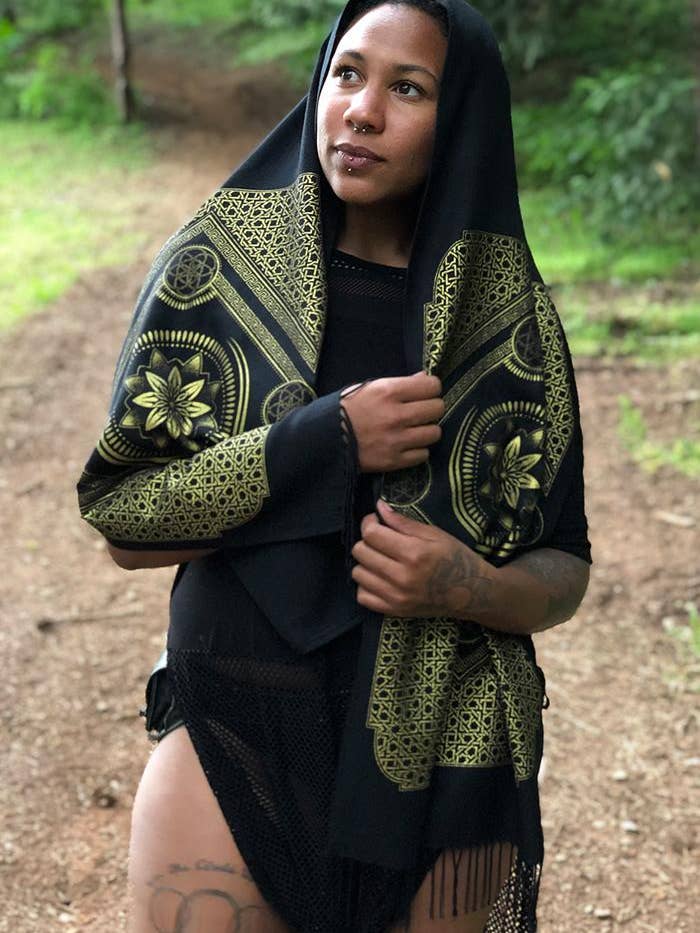 Châle de la série Eternal pour la vente par Rythmatix