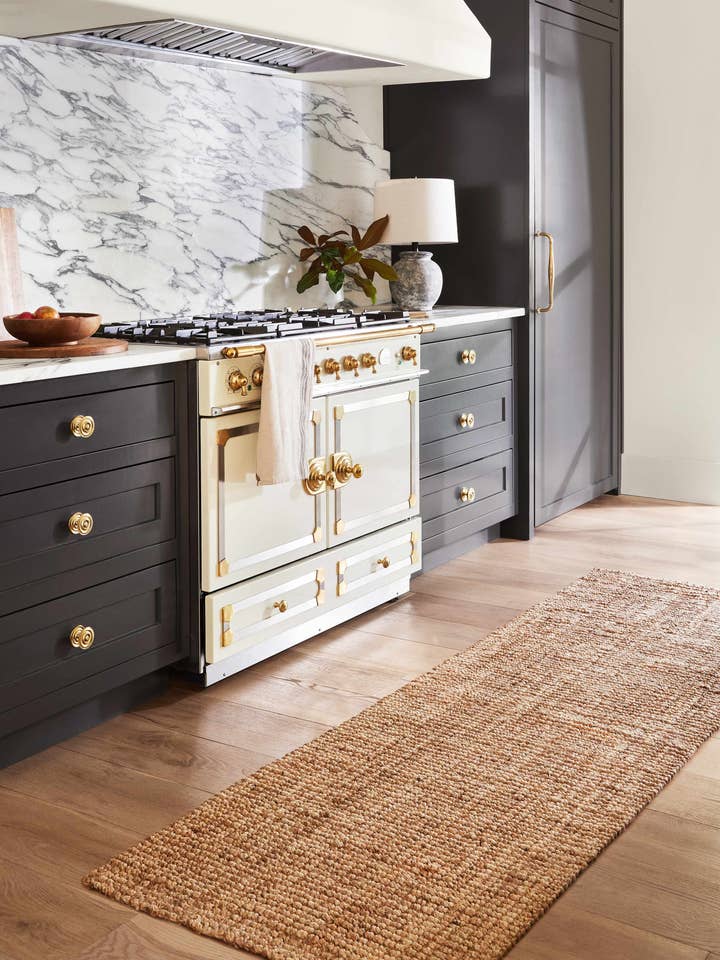 Tapis de zone en jute Calla Tan - Livabliss x Becki Owens pour la vente par Eastern Woven