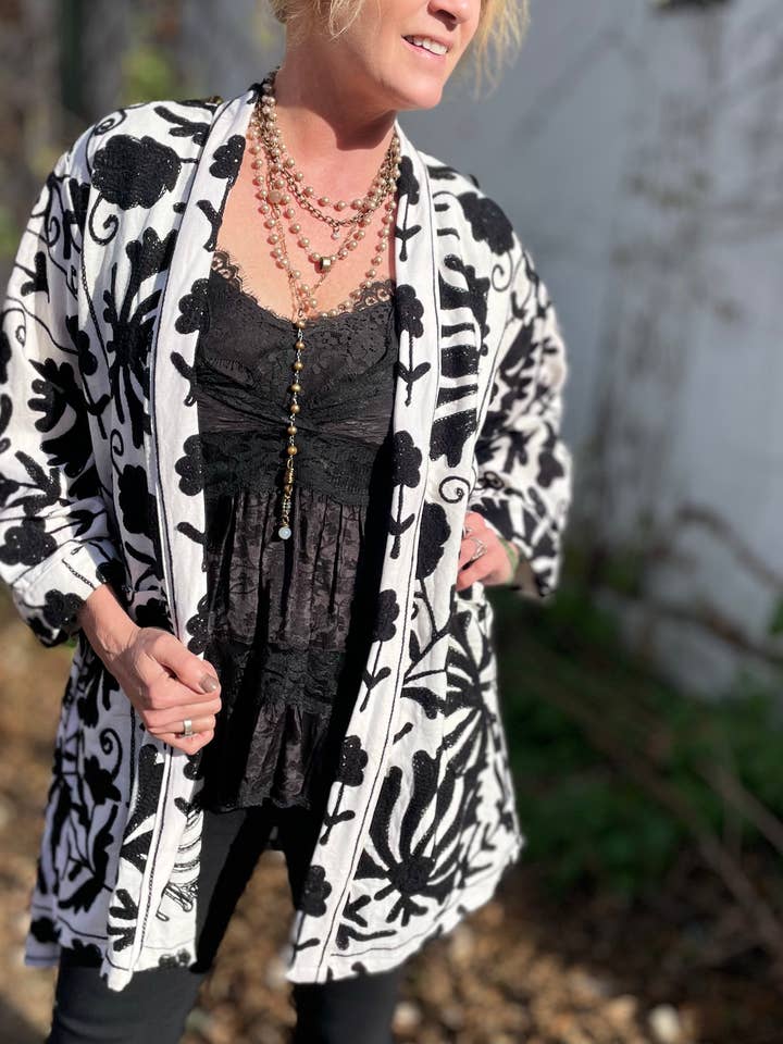 Suzani handgeborduurde jas - zwart en wit voor wholesale door Bohemian Grace - Grace & Grit