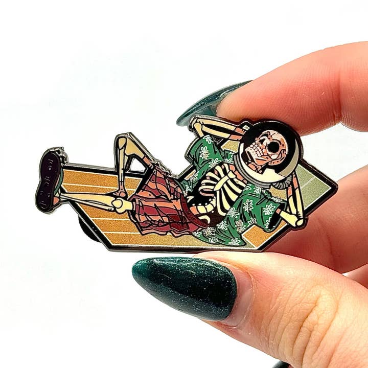 Besoin d'espace Épingle en émail pour la vente par Playing Possum Clothing Co.