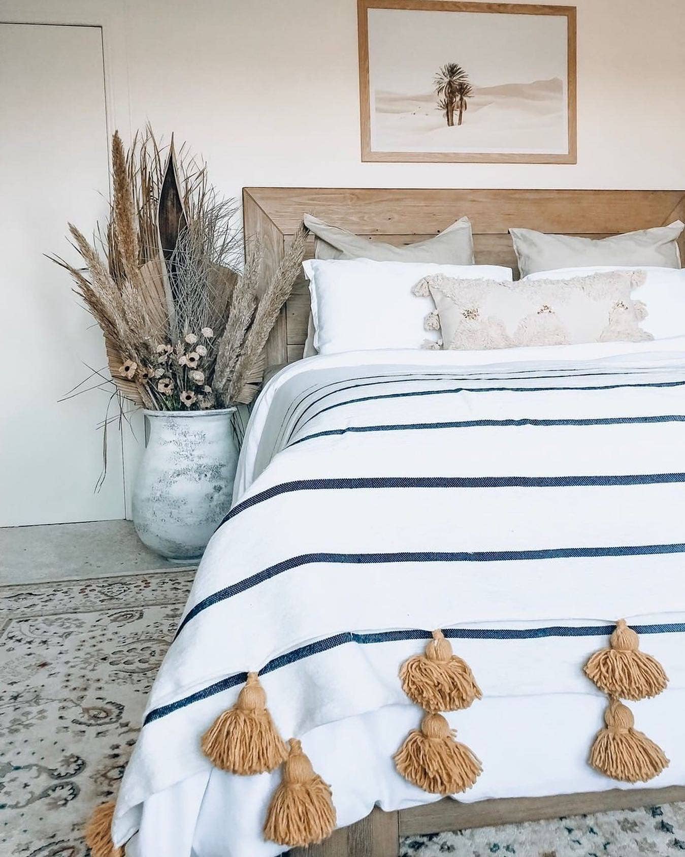 marrakeshop - Vente Plaids - Couverture marocaine blanche tissée main avec pompons moutarde et rayures noires1