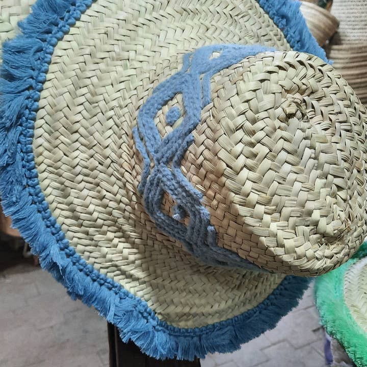 Moroccan Beach Straw Hat med tribal mønster & slidbane frings for engroshandel hos MARRAKECH METACRAFT LTD