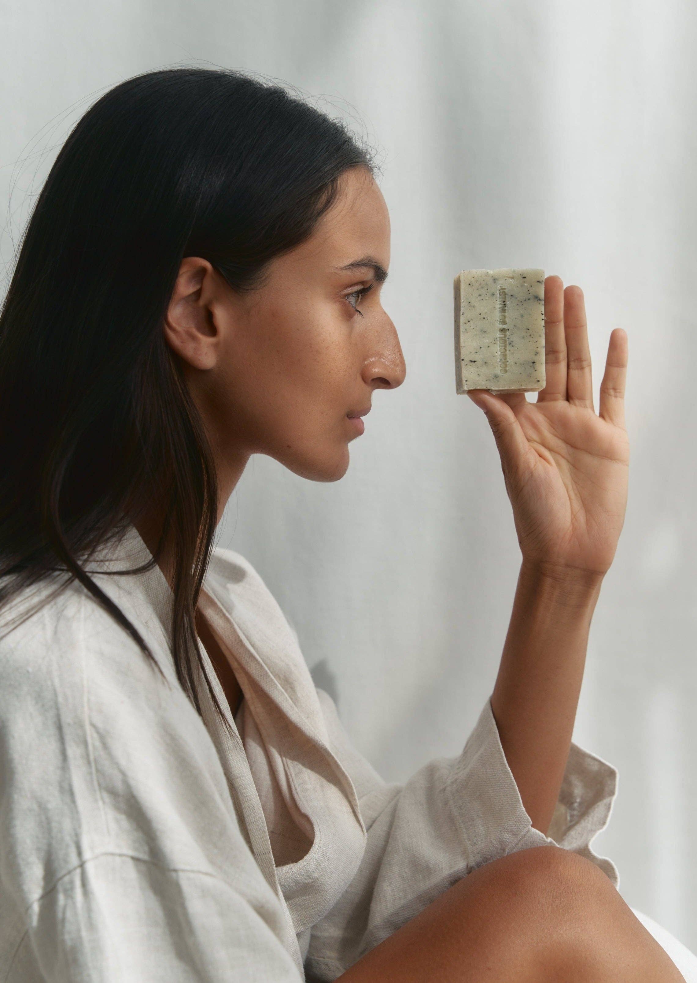 Conscious Botanist – wholesale Bar Soap – La barra exfoliante para el cuerpo1