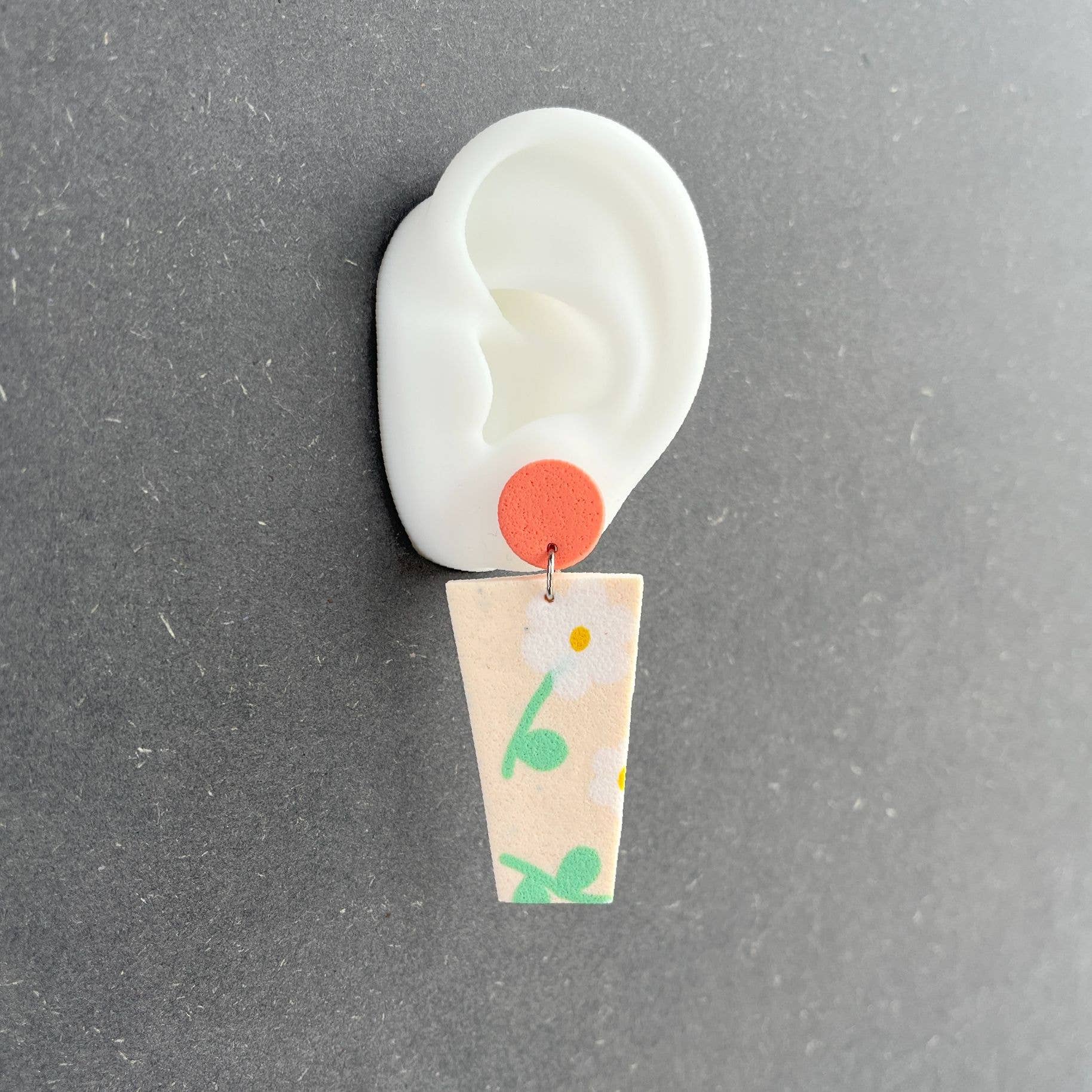 Zebrana’s – Großhandel Ohrhänger – Lange, auffällige Ohrringe aus Ton mit Blumenmotiv | Blütenrosa1