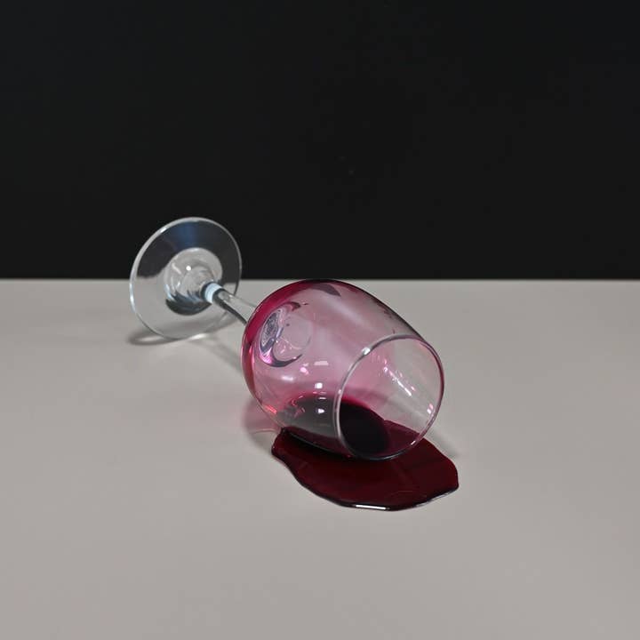 Dekorativ borddekoration: Spildt glas med falsk rødvin for engroshandel hos Just Dough It! Fake Foods