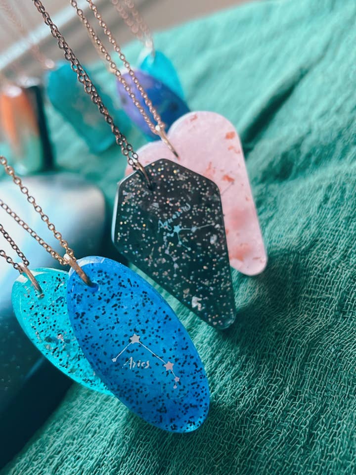 Collane Zodiacali per la vendita all'ingrosso da parte di Collette Noel Design
