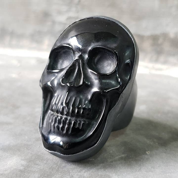 Geschnitzter Stein und silberner Totenkopfring für den Großhandel von JUNGLE TRIBE