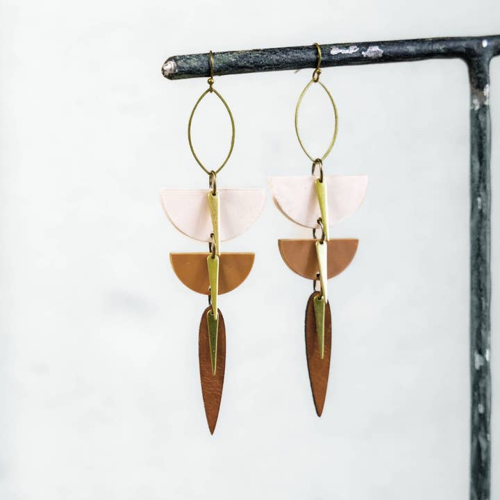 Sunward Jewelry and Hats – wholesale Hängande örhängen – Rebel - Akryl och Läder3