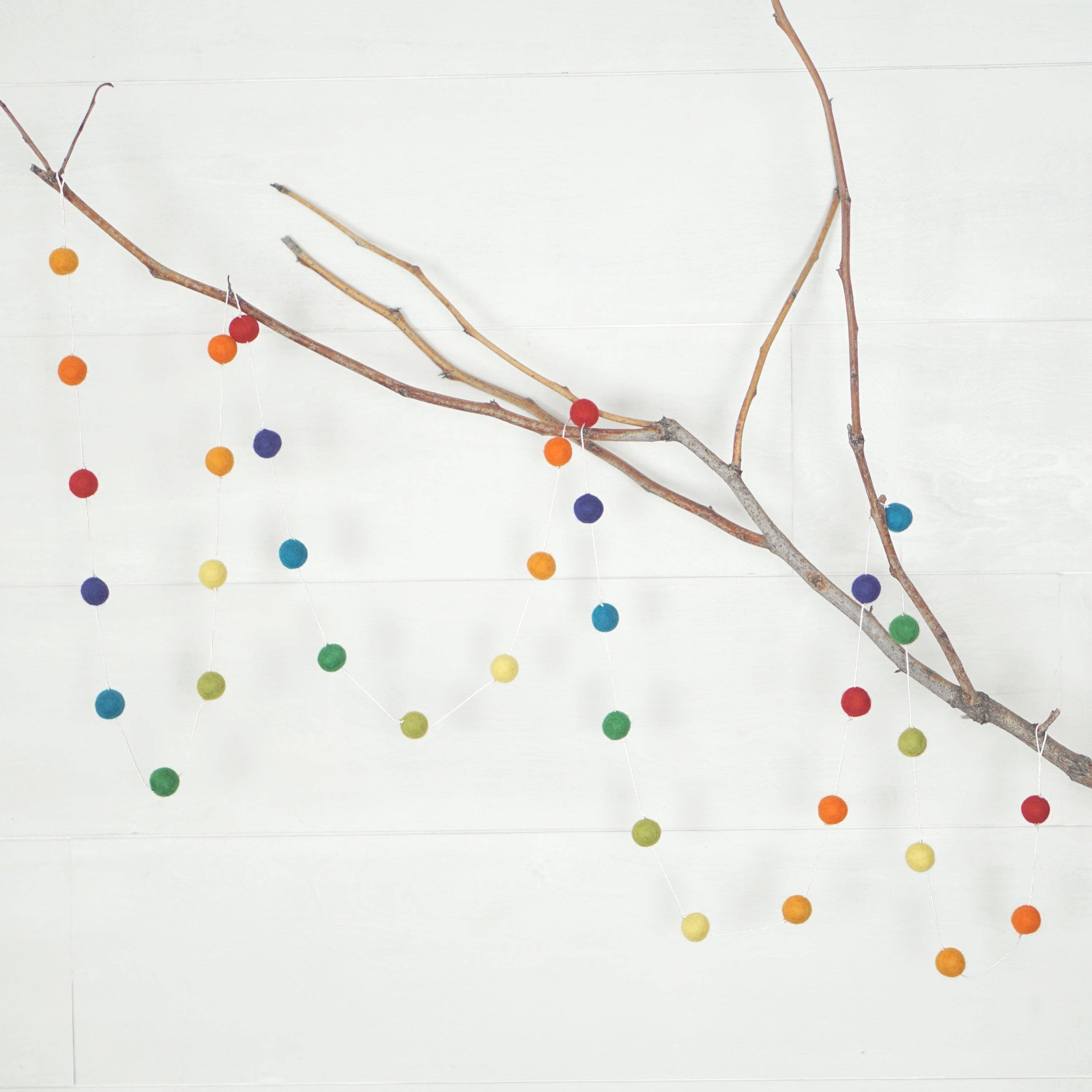 Decomod – Großhandel Wimpel/Girlande – Girlande aus 100% Wollfilz, 2 cm Kugeln - Regenbogen, 35 Kugeln, 9 Fuß lang2
