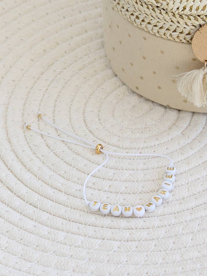 Bracelet message team mariée perle lettre pour la vente par Loane Bijoux