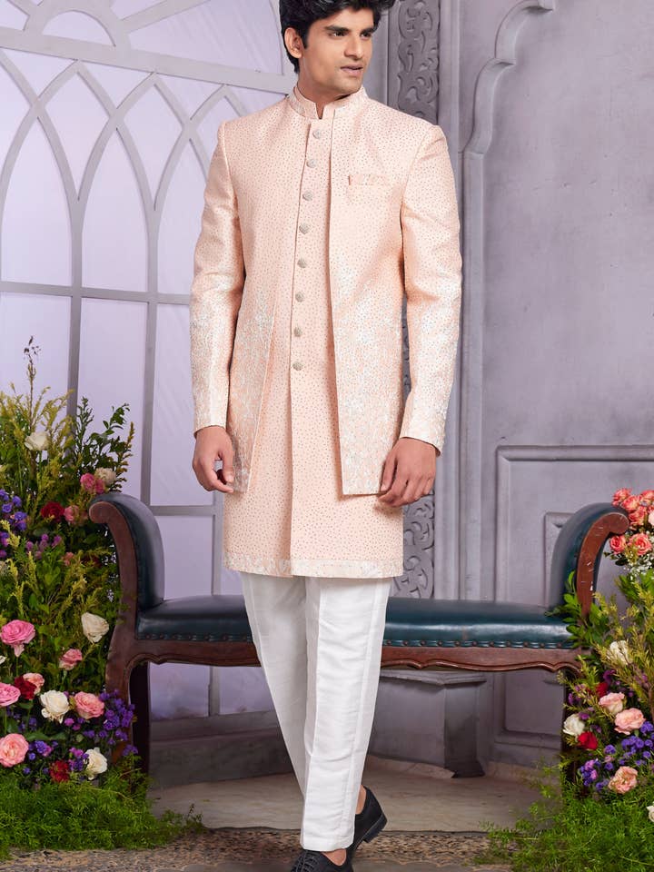 Sherwani Kurta Tradicional Indo Ocidental de Seda Artificial em Pêssego Claro com Casaco e Calças para Homens para Casamento - Trabalho de Bordado por atacado de HATKE BRIDE
