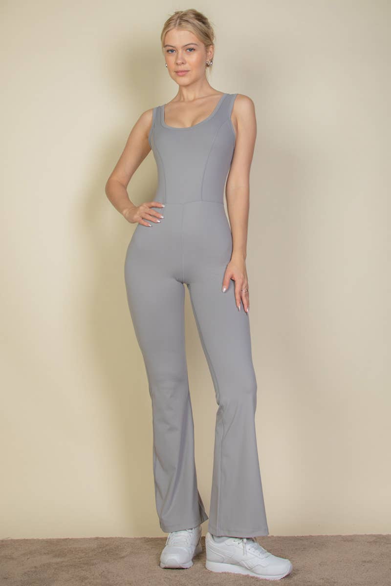 CAPELLA APPAREL – Großhandel Jumpsuit – Damen – Einfarbiger Sport-Jumpsuit mit ausgestelltem Bein5