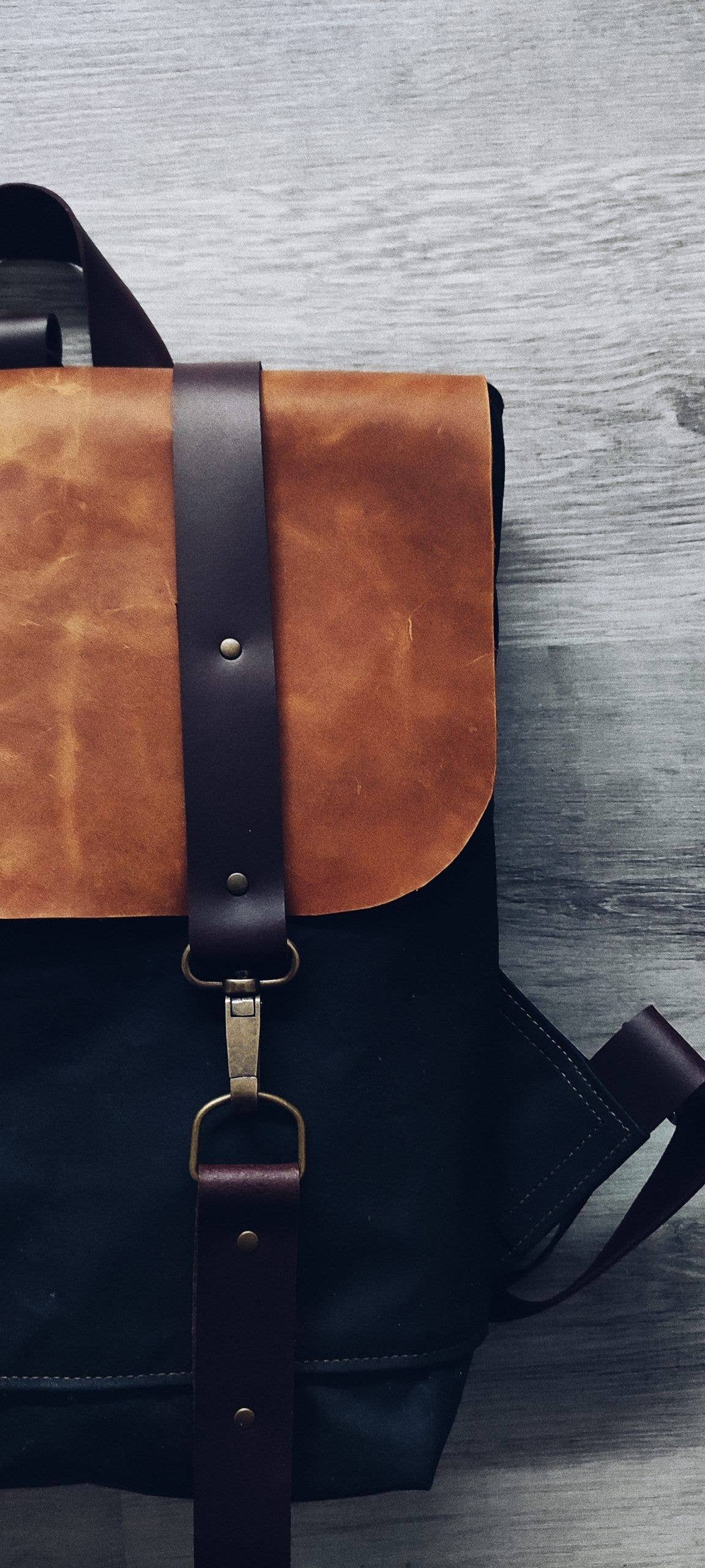 HILVAH - Venta al por mayor Mochila - Mujer - Mochila color negro lona encerada y cuero3