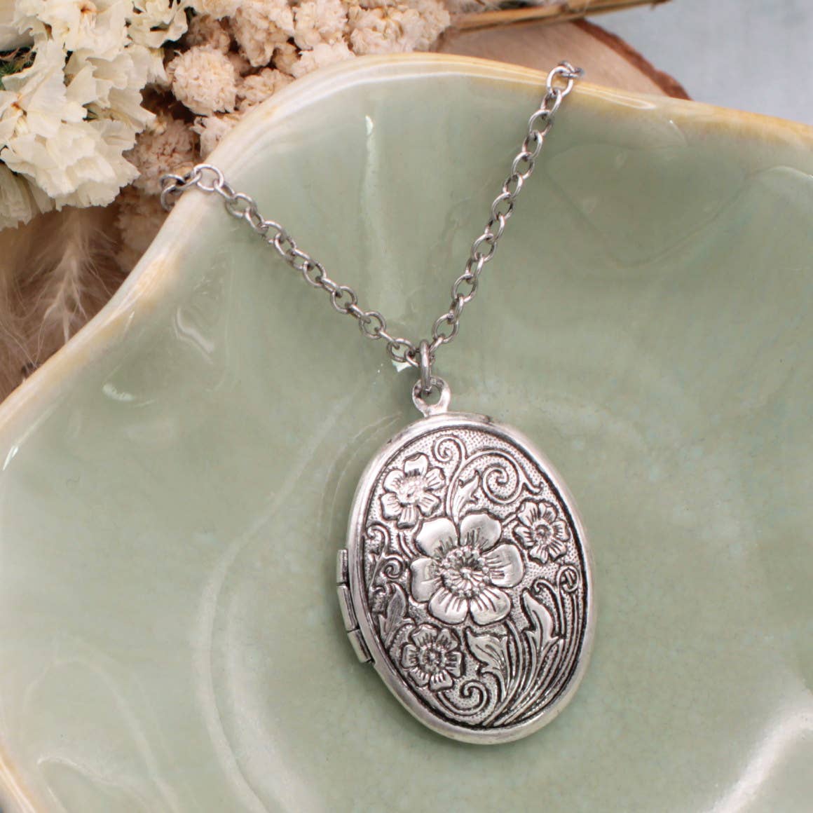 ZAD - Wholesale Pendant/Charm Necklace - Vintage Memories Silver Floral Locket Necklace3