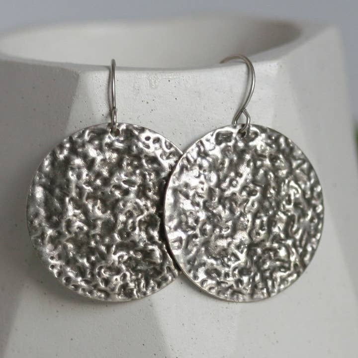 Store øreringe med hamret sølvskive for engroshandel hos Kaiko Studio