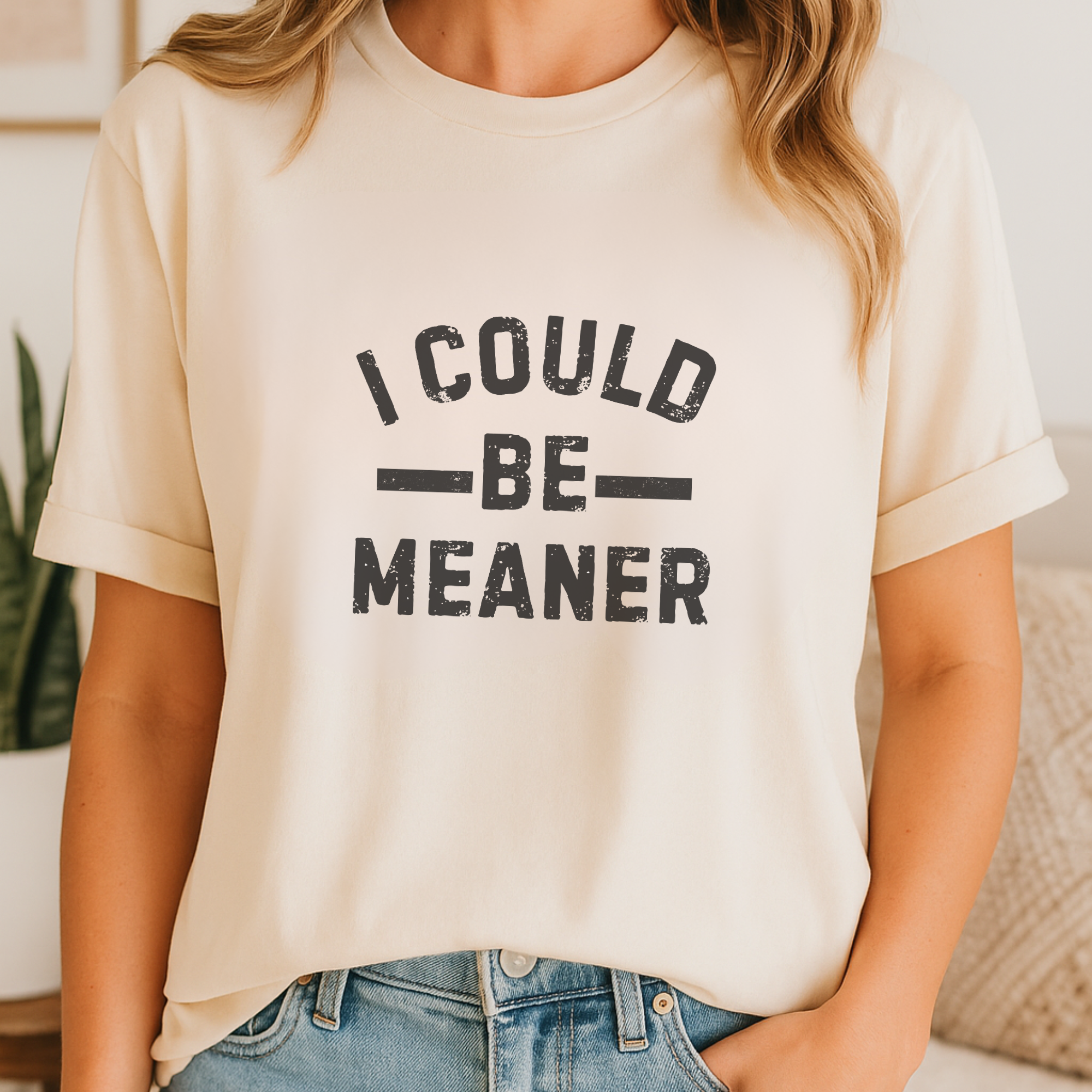 Trendznmore - Modern Graphic Apparel - Venta al por mayor Camiseta serigrafiada - Mujer - Camiseta Gráfica Divertida "Podría Ser Más Mala"2