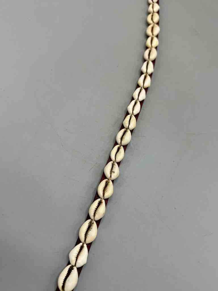 The Niger Bend – Großhandel Gürtel – Damen – Schmaler afrikanischer Krawattenverschluss aus echtem Kaurimuschelleder51