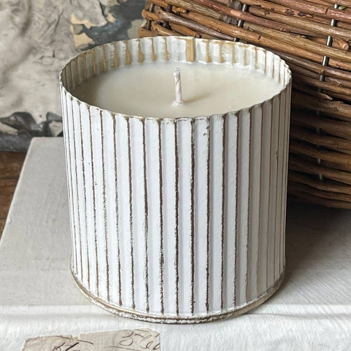 Bougie en cire de soja 11oz Ambre + Mousse de Chêne dans une boîte en métal pour la vente par 1858 Candle Co