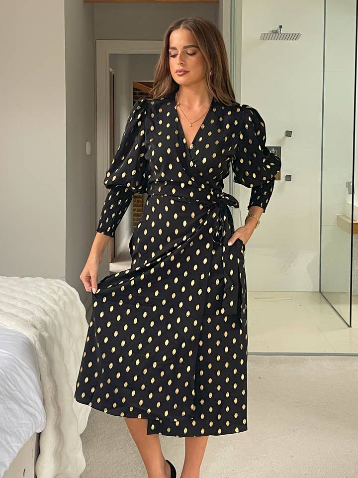 Robe portefeuille à poignets froncés Devina en noir et feuille d'or pour la vente par Girl In Mind