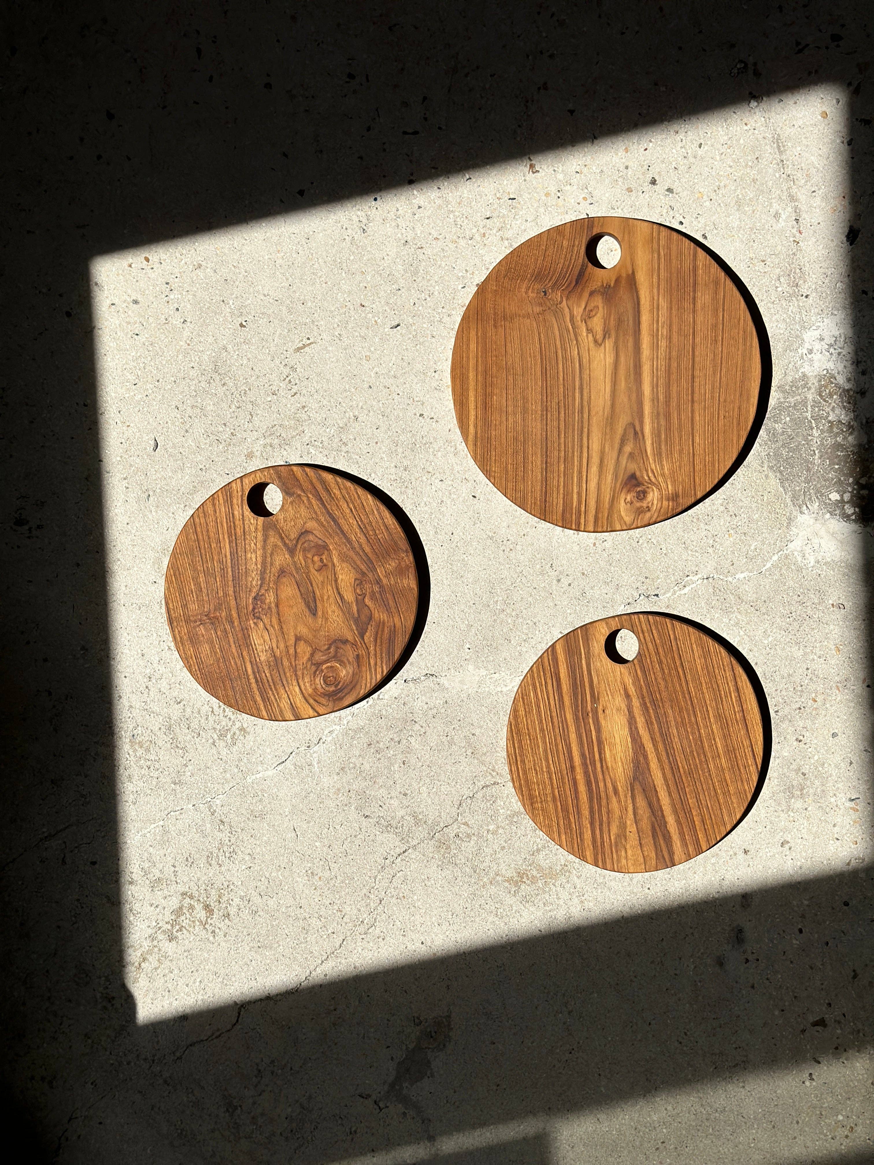 Office Objets – wholesale Skärbräda – Rund skärbräda i urholkad teak D:3015