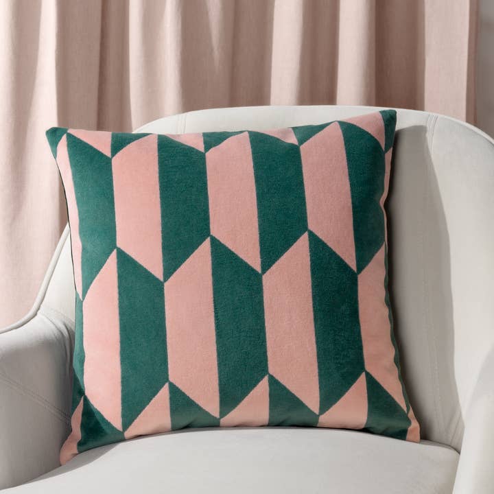 Kalho fluwelen kussen met geometrisch dessin in roze en groen voor wholesale door Riva Home