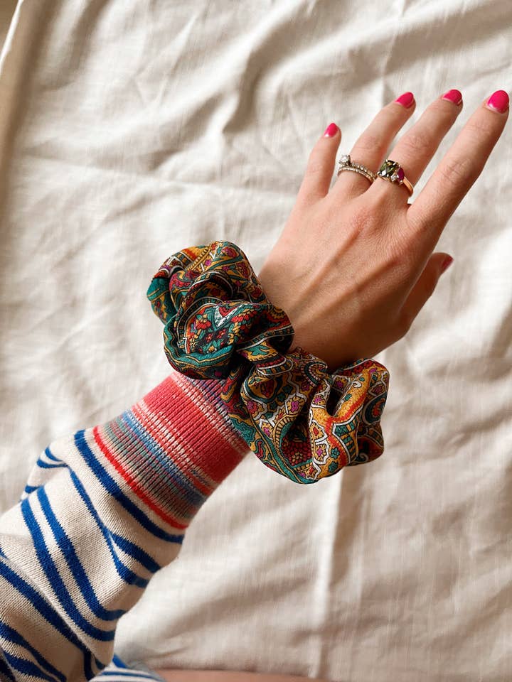 *une heure de soleil* Chouchou 100 % soie pour la vente par Maddie Vasiliev