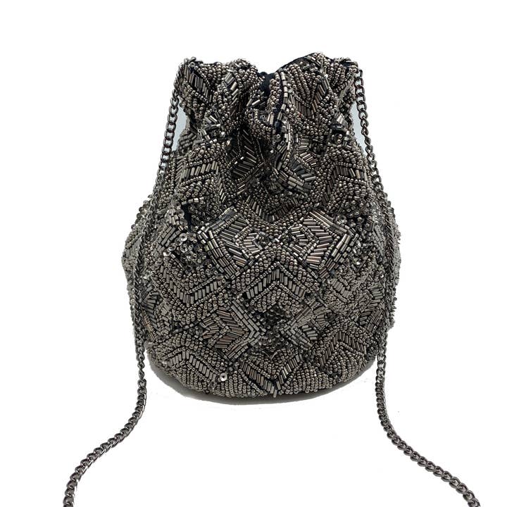 Väska med pärlor och hematitdetaljer, bucketmodell för wholesale av Pizzazz, Inc.