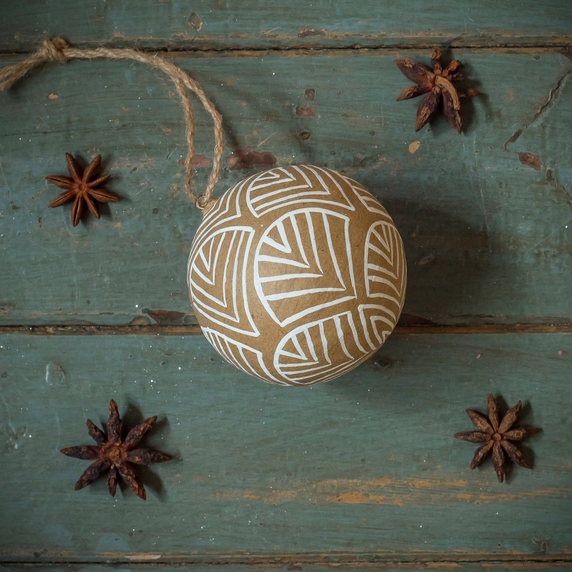 Moult - Vente Objets de décoration - Boules en papier mâché kraft avec décoration blanche - 3 modèles1