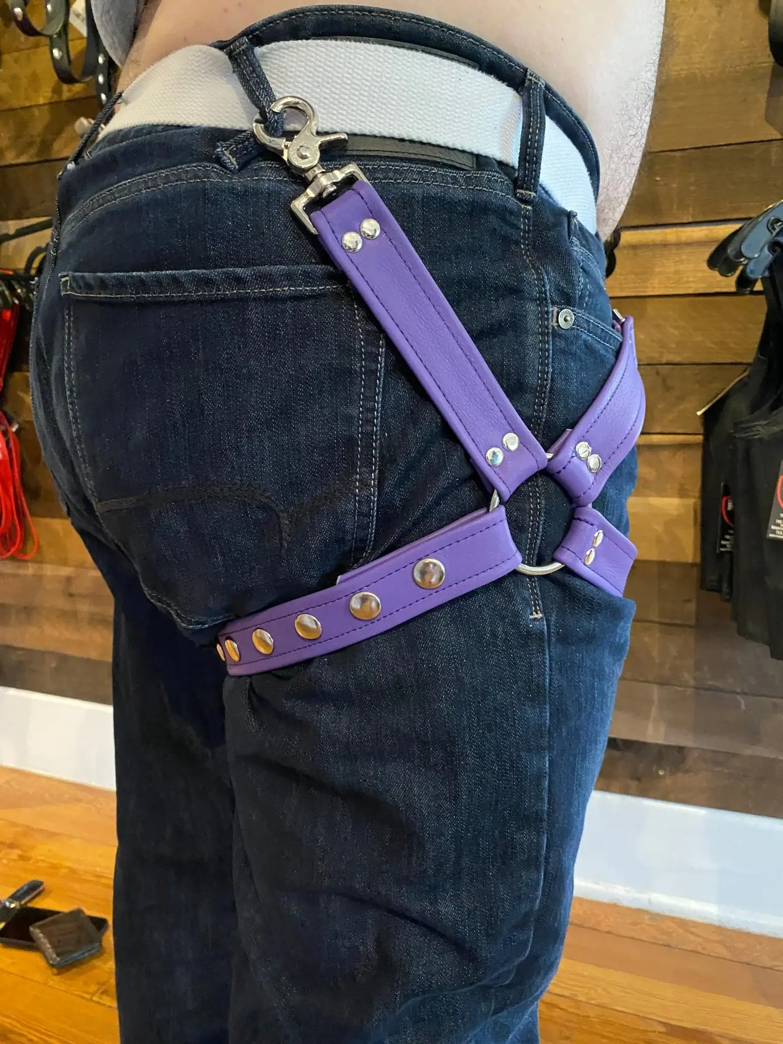 The Montrose Forge - Vente Sex toys - Harnais de jambe en cuir (disponible en 11 couleurs)5